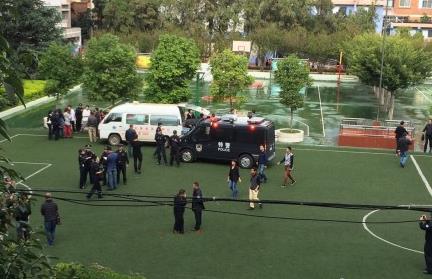 昆明一所小学发生踩踏事故六人死亡